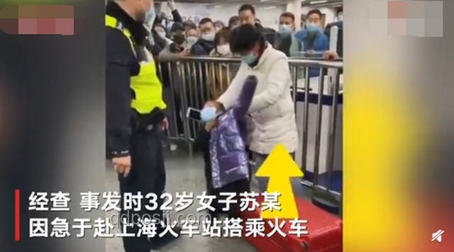 58岁柜员敬业遭嫌，银行温情回应显温情💼👵