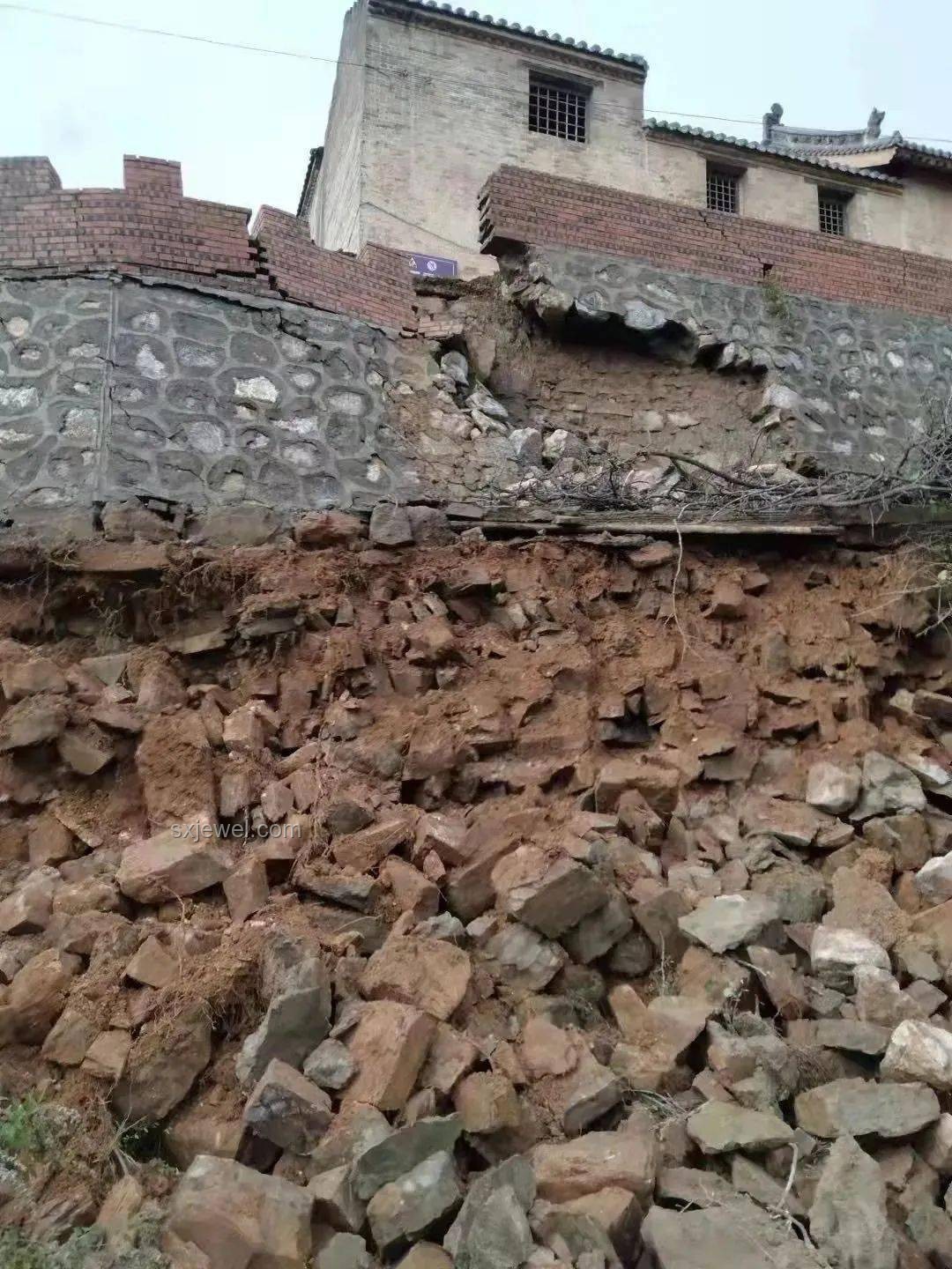 太山景区探险记：塌陷建筑物真相大白，非文物也！