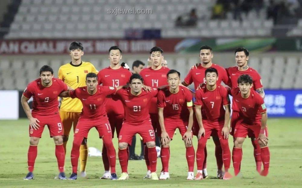 潘粤明炮轰国足教练言论案例分析：公众人物与体育舆论