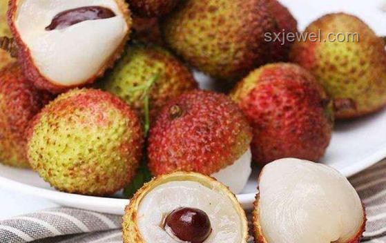 “日啖荔枝三百颗”与“一啖荔枝三把火”：健康与享受的双重考量