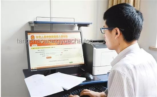 58岁柜员放大镜办业务遭嫌弃，银行如何妥善应对？